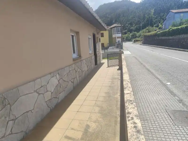 Vista exterior de Casa o xalet en venda en Pravia amb Calefacció, Moblat i Forn