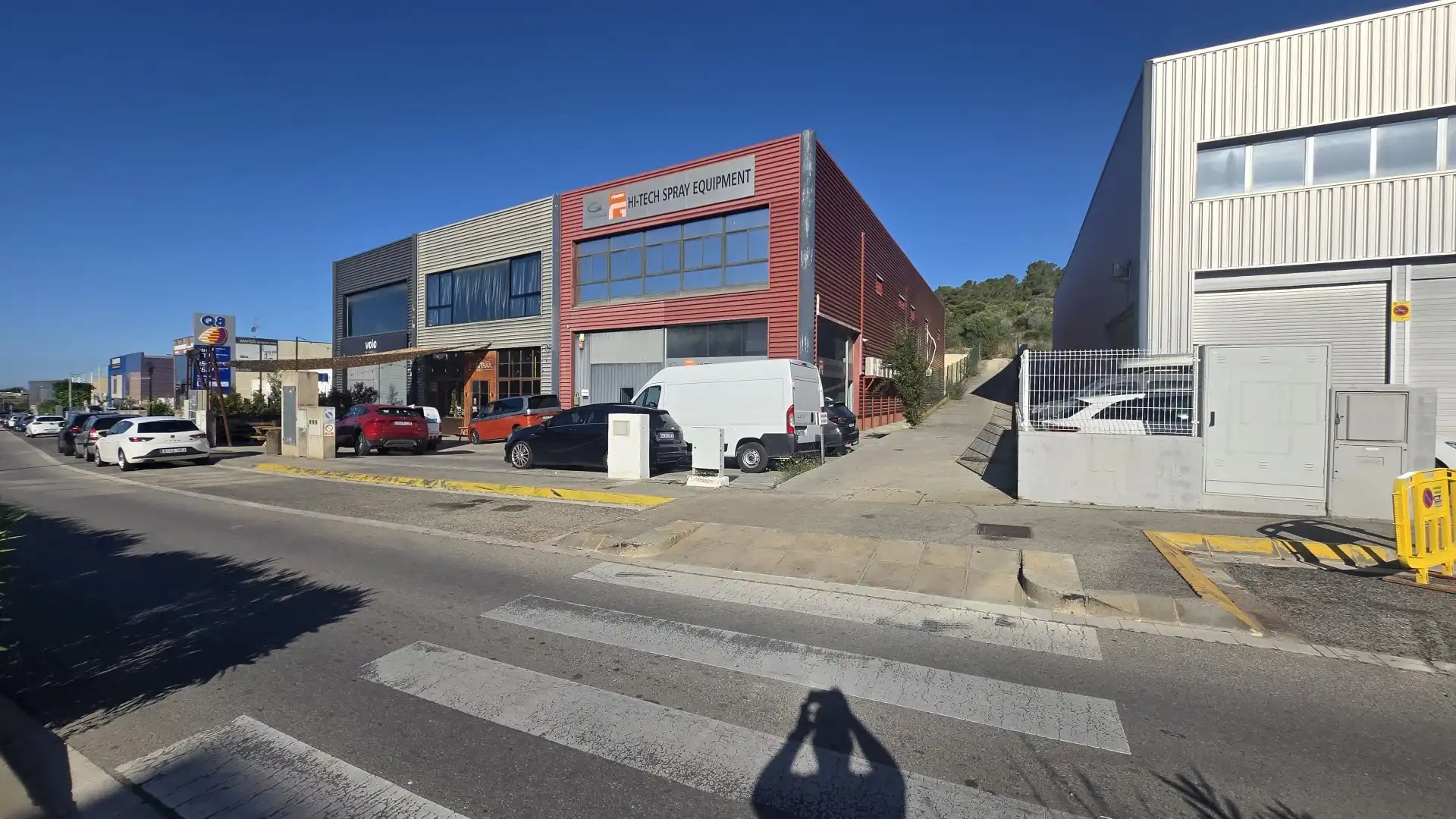 Außenansicht von Fabrikhallen zum Verkauf in Sitges