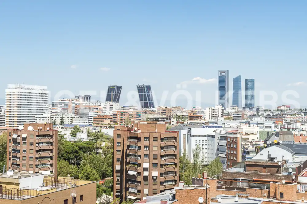 Außenansicht von Wohnung zur Miete in Madrid mit Klimaanlage, Heizung und Parkett