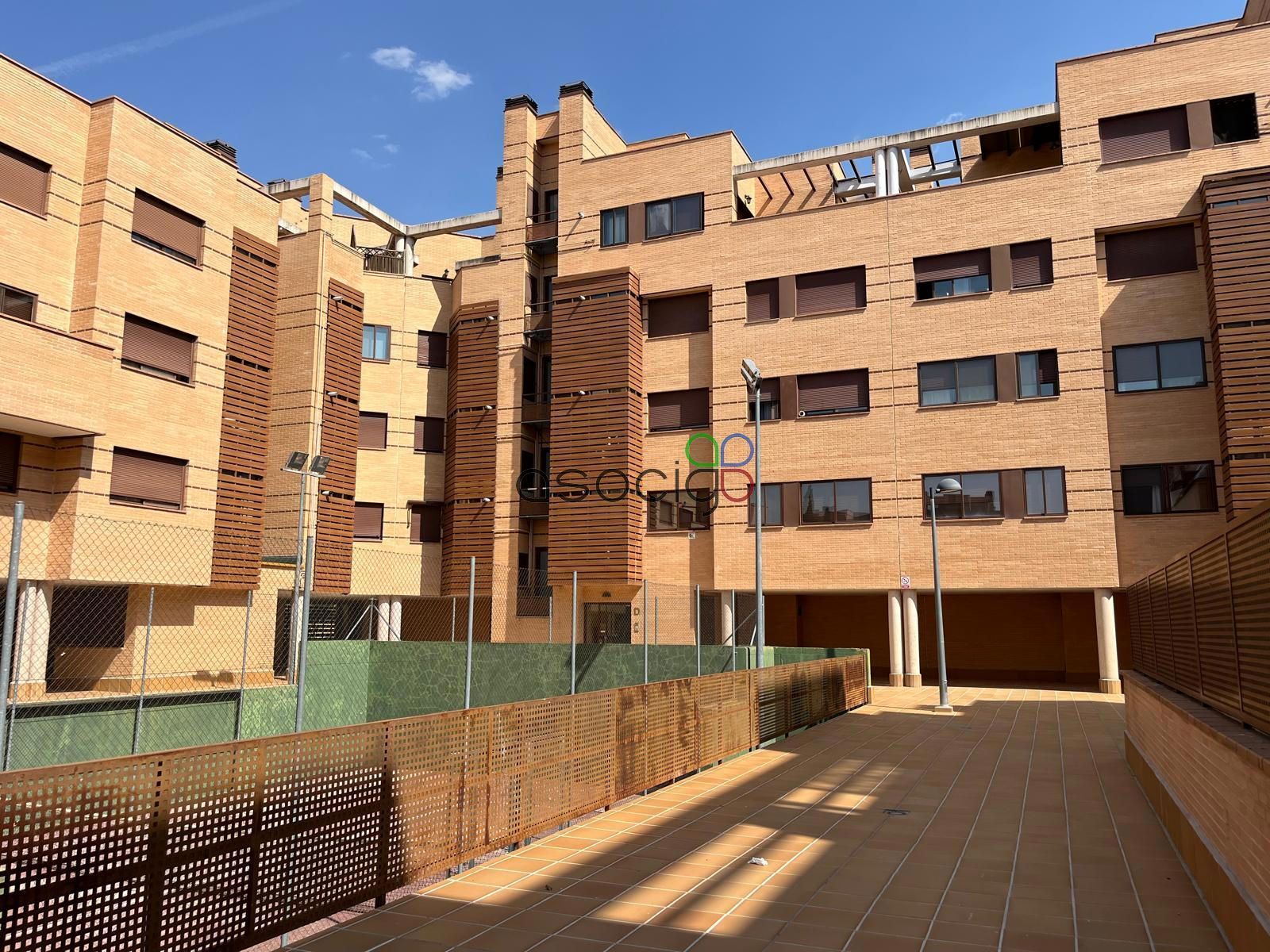 Vista exterior de Pis en venda en Yebes amb Calefacció, Terrassa i Traster