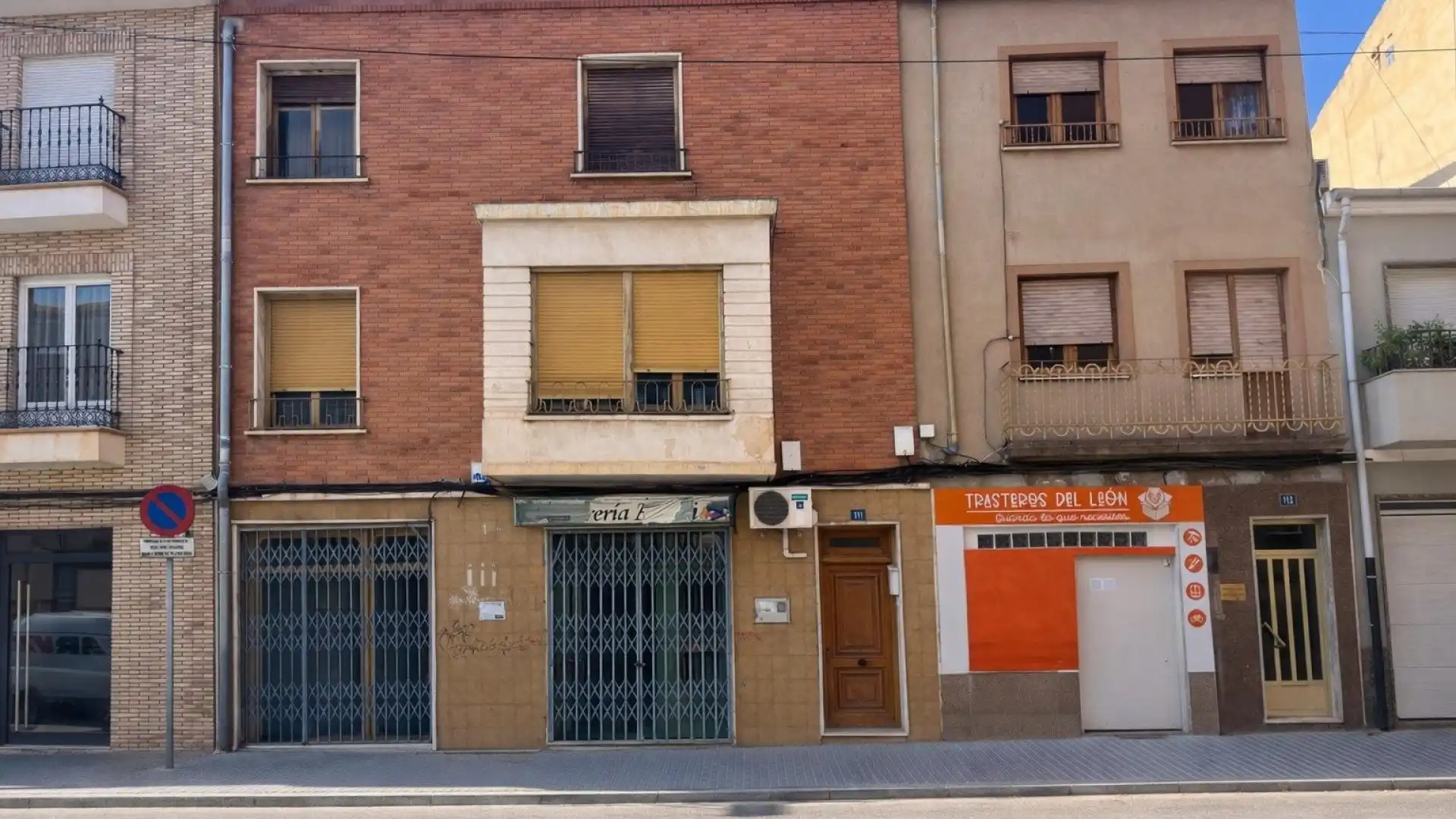 Außenansicht von Einfamilien-Reihenhaus zum Verkauf in Almansa mit Terrasse