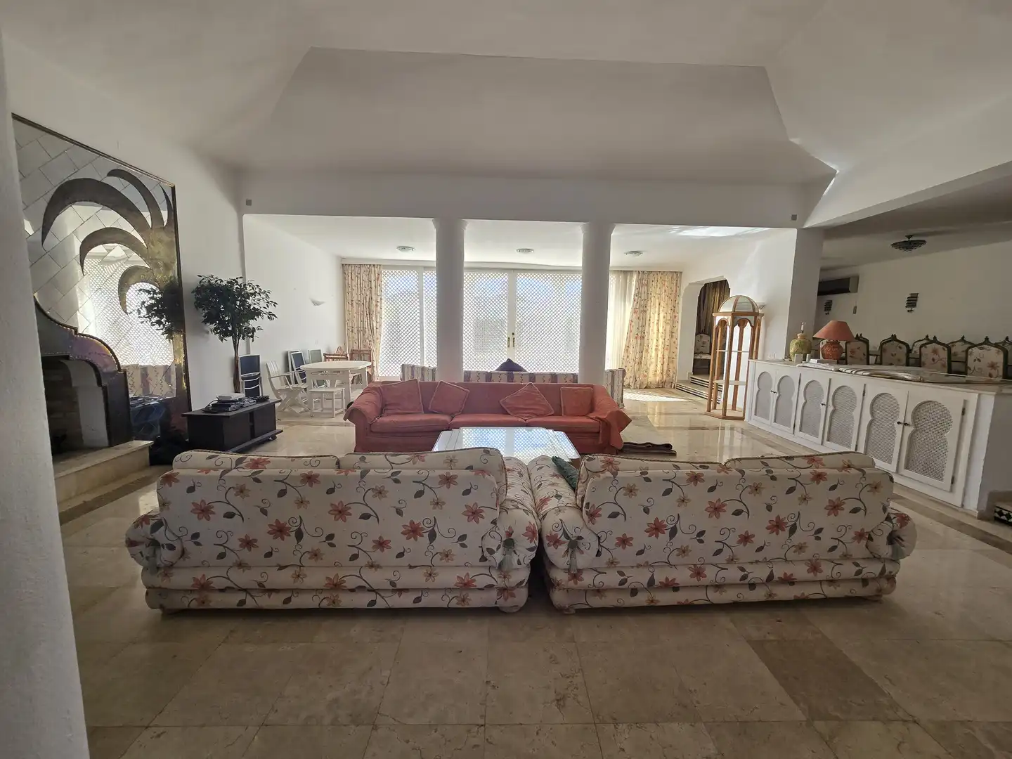 Sala d'estar de Casa o xalet en venda en Marbella amb Calefacció, Jardí privat i Terrassa