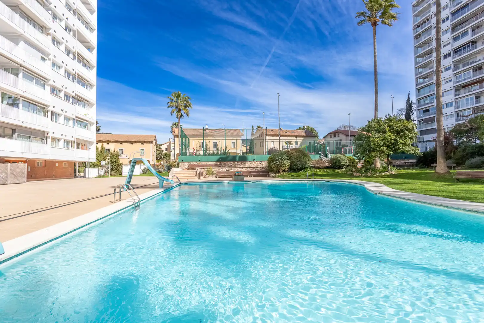Schwimmbecken von Wohnung zum Verkauf in Barcelona mit Klimaanlage, Heizung und Parkett