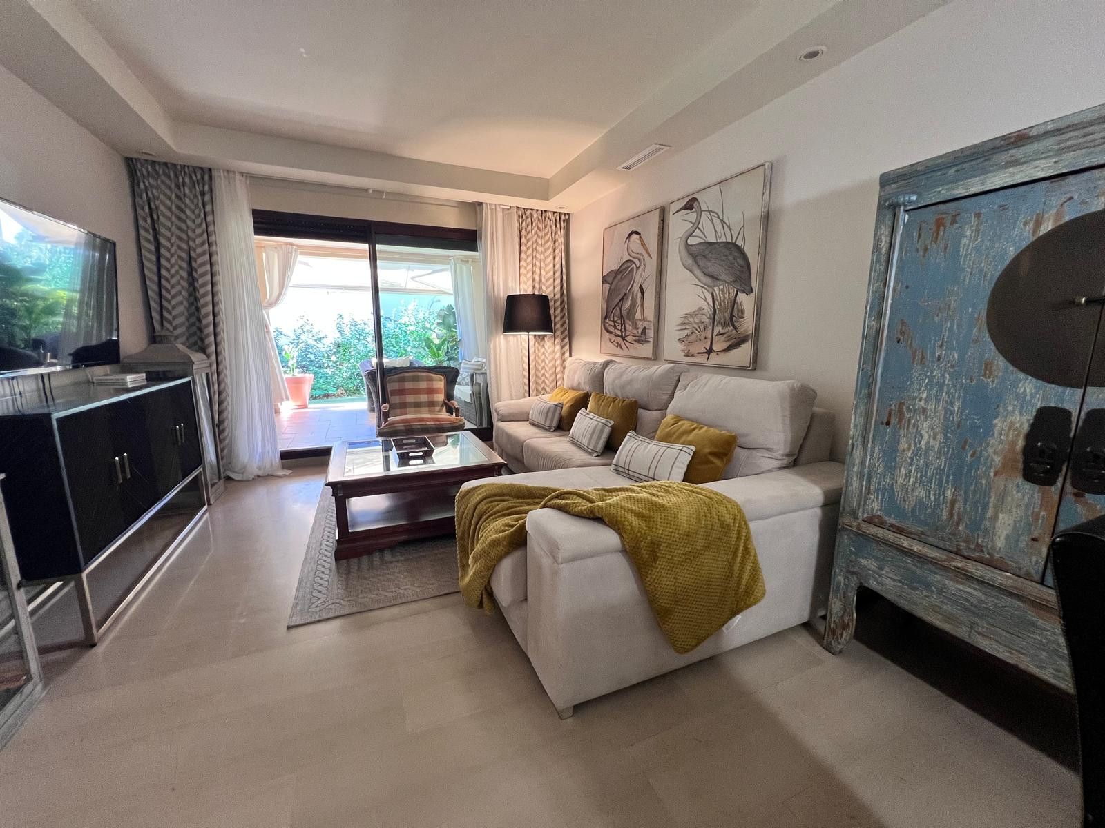 Living room of Planta baja to rent in Marbella  with Air Conditioner, Private garden and Terrace