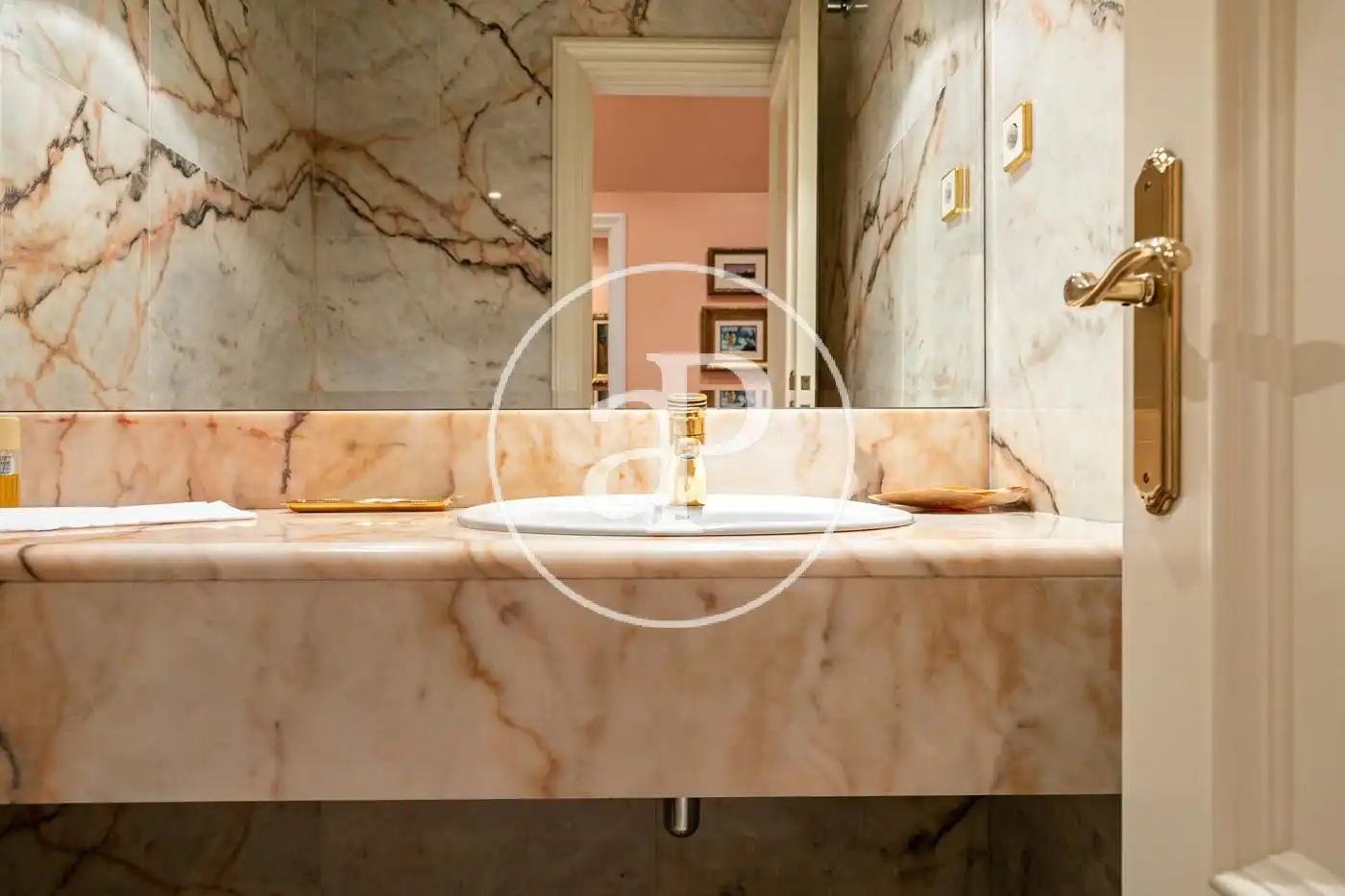 Badezimmer von Einfamilien-Reihenhaus zum Verkauf in Barcelona mit Klimaanlage, Heizung und Privatgarten