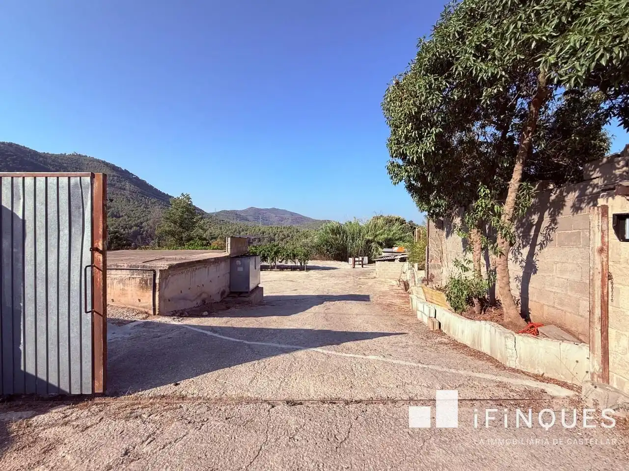 Vista exterior de Finca rústica en venda en Castellar del Vallès amb Aire condicionat, Jardí privat i Terrassa