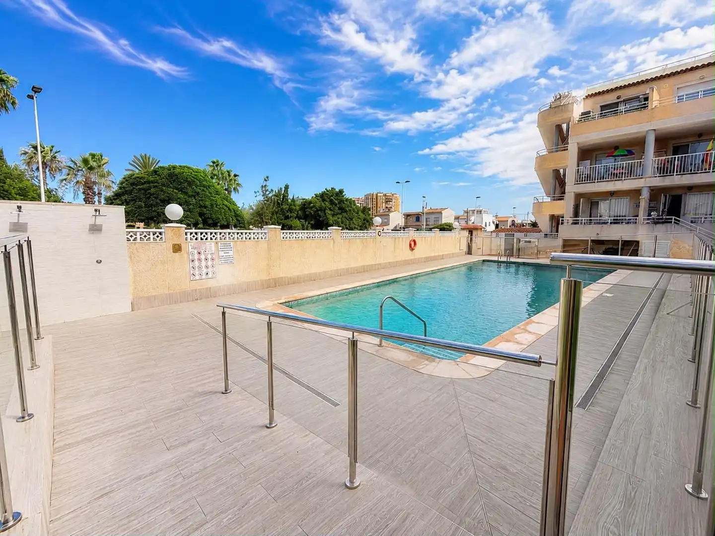 Piscina de Apartamento de alquiler en Torrevieja con Aire acondicionado, Calefacción y Terraza