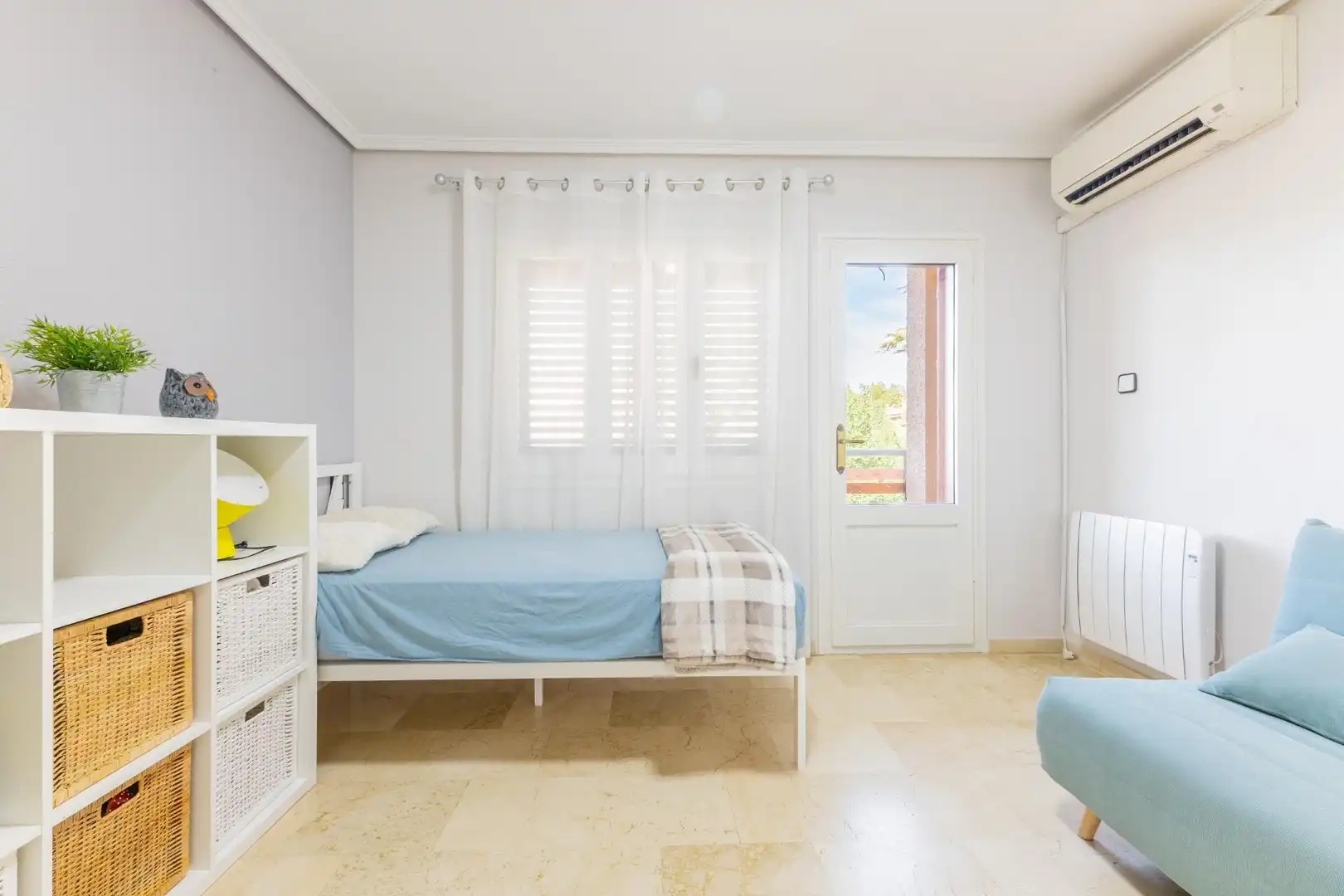 Dormitori de Casa o xalet en venda en Requena amb Jardí privat, Terrassa i Piscina
