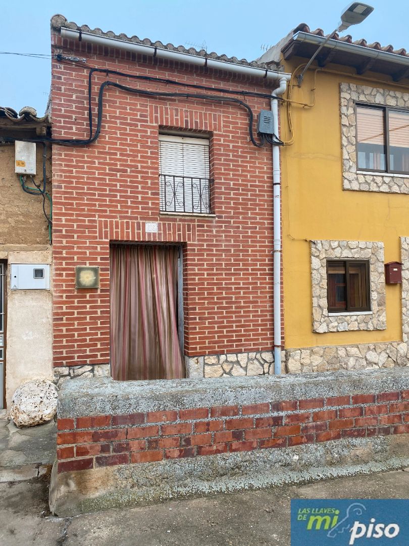 Exterior view of House or chalet for sale in Torrelobatón  with Heating, Private garden and Parquet flooring