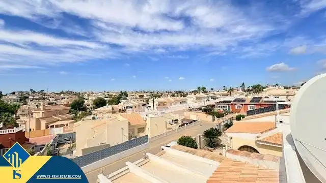 Vista exterior de Casa o xalet en venda en Rojales amb Jardí privat, Terrassa i Moblat