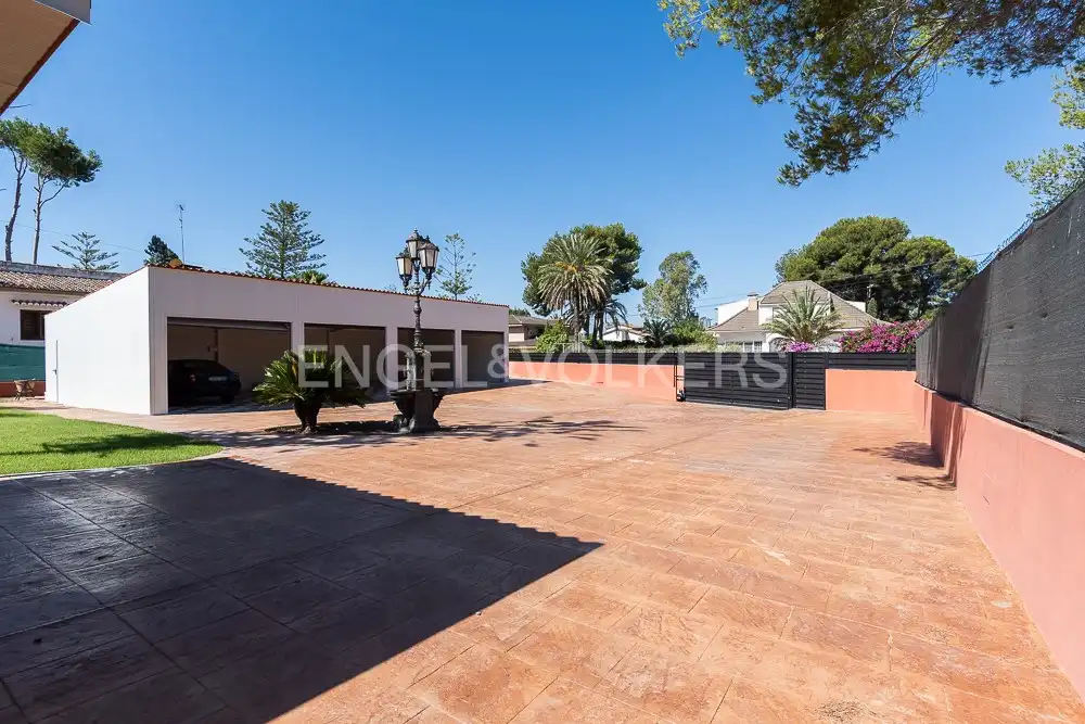 Vista exterior de Casa o xalet en venda en Paterna amb Aire condicionat, Calefacció i Jardí privat