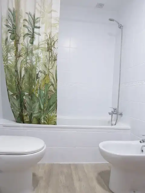 Badezimmer von Wohnungen zur Miete in Vélez-Málaga mit Terrasse, Abstellraum und Möbliert