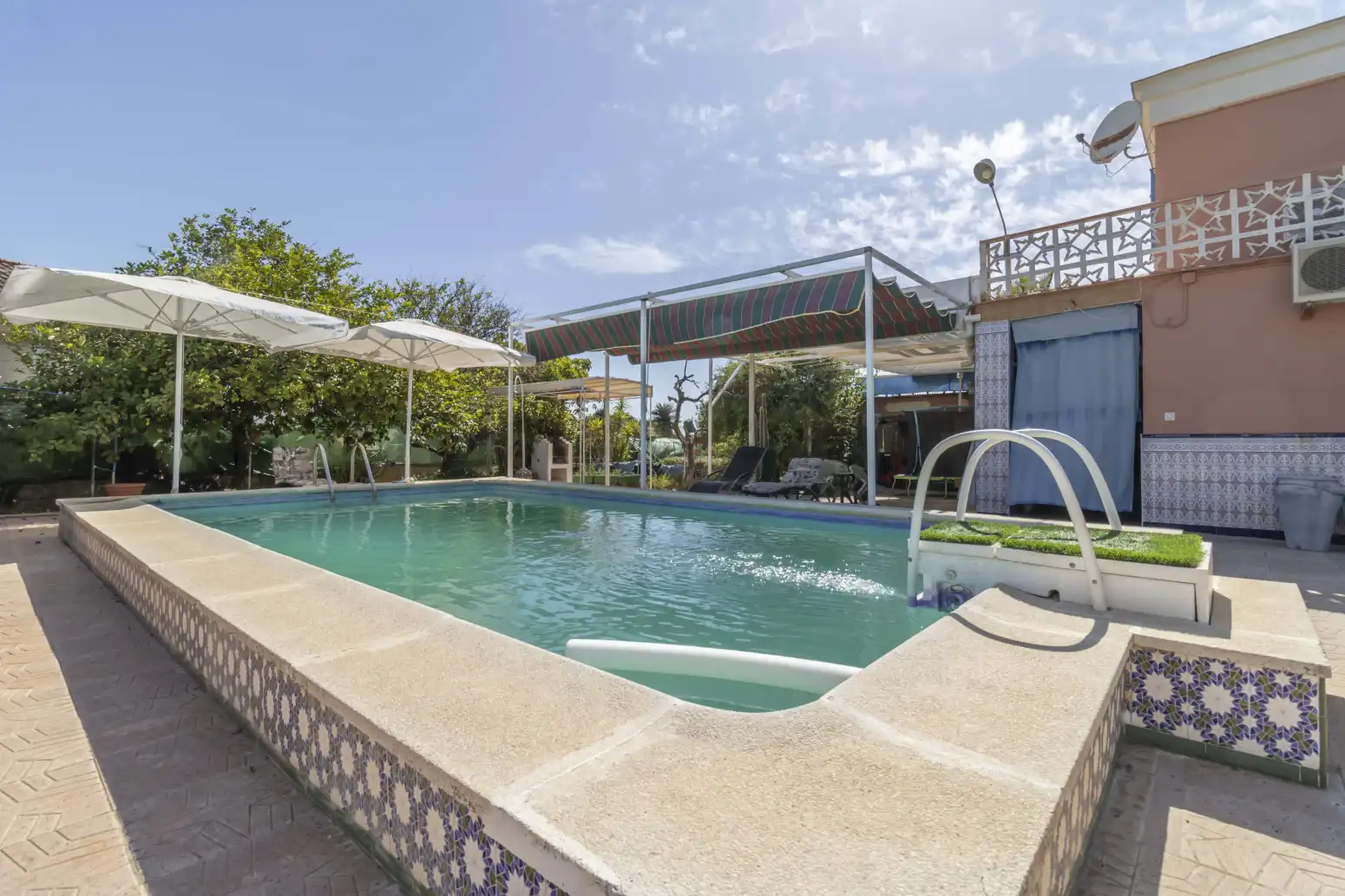 Schwimmbecken von Haus oder Chalet zum Verkauf in Espartinas mit Klimaanlage, Terrasse und Schwimmbad