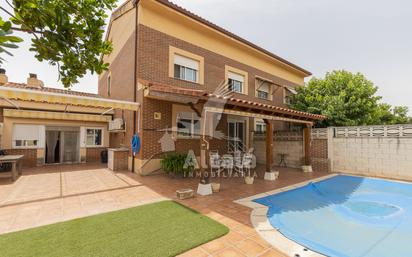 Vista exterior de Casa o xalet en venda en Alovera amb Aire condicionat i Piscina