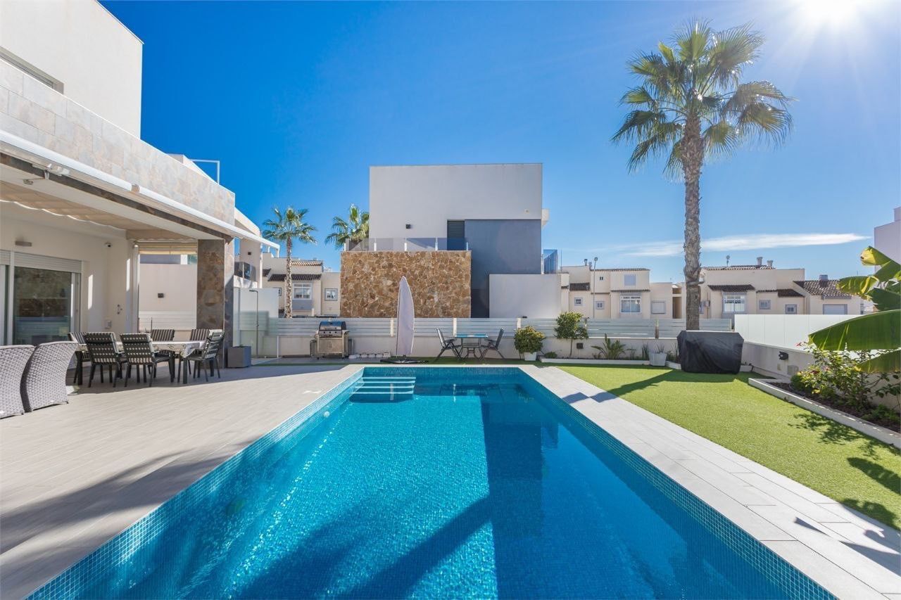 Piscina de Casa o xalet en venda en Torrevieja amb Aire condicionat, Jardí privat i Terrassa