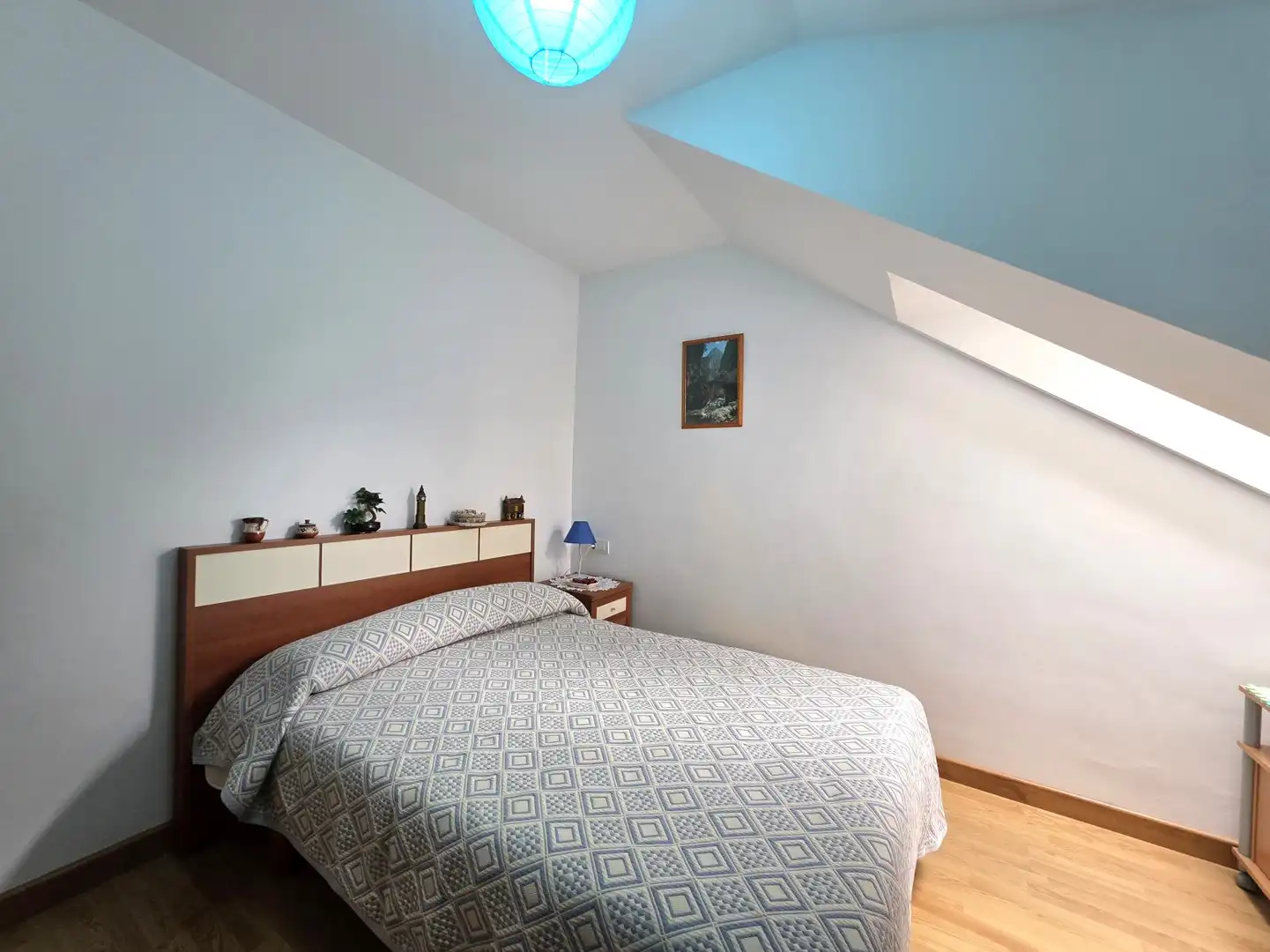 Schlafzimmer von Wohnung zur Miete in Nava mit Heizung