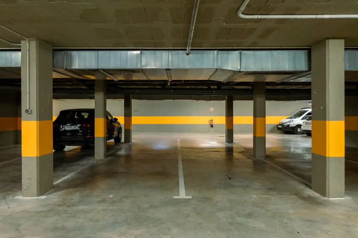 Parking de Oficina de alquiler en Estepona con Aire acondicionado