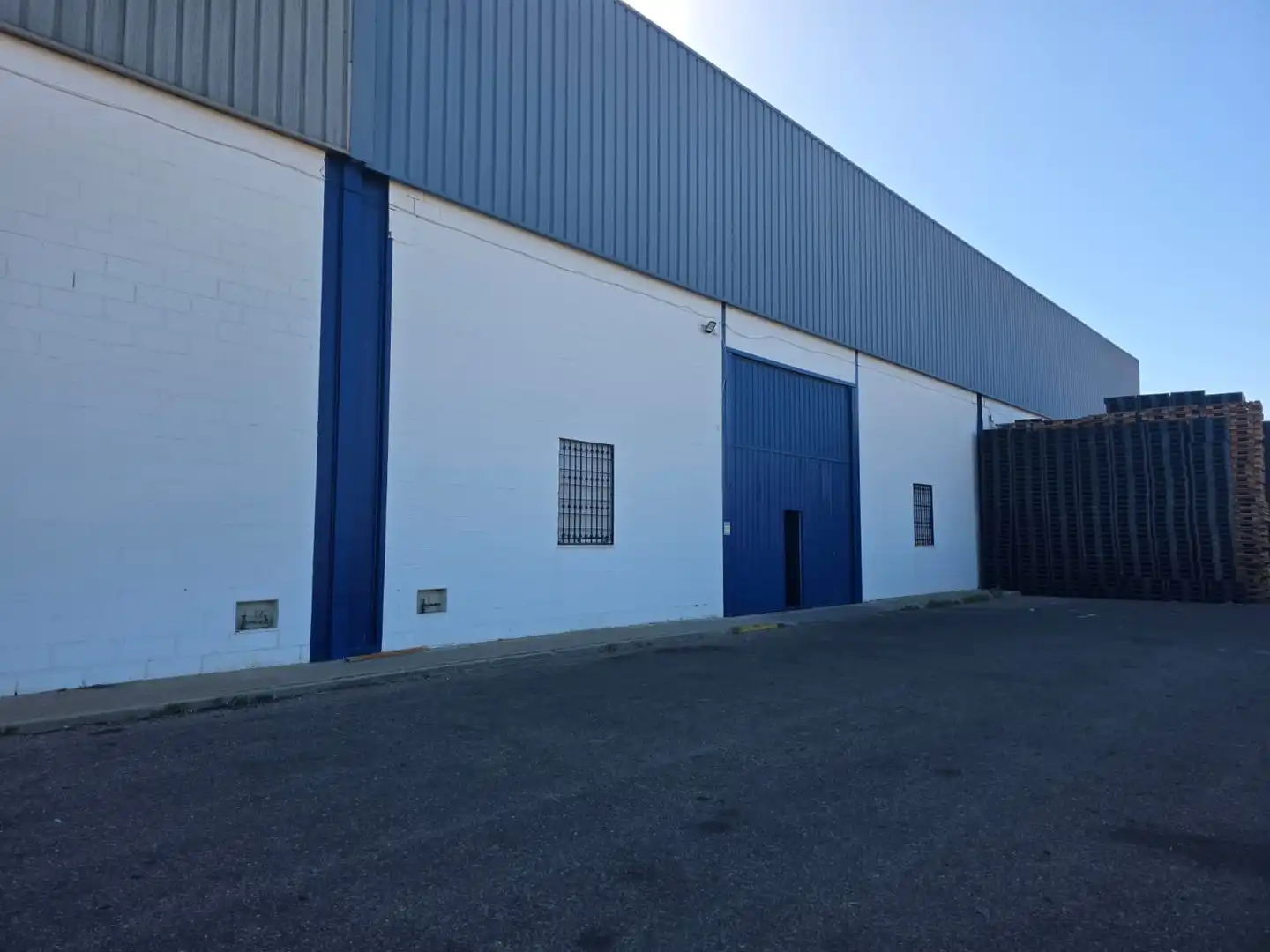 Vista exterior de Nau industrial de lloguer en Alcalá de Guadaira amb Calefacció