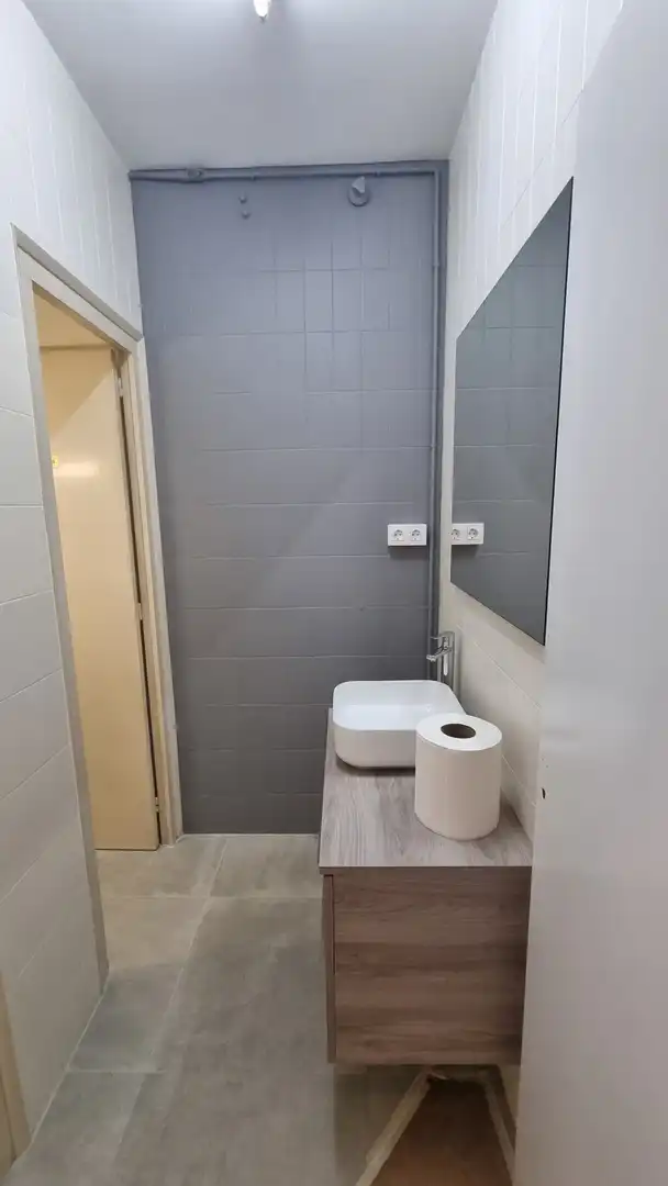 Bany de Local de lloguer en Abrera amb Aire condicionat