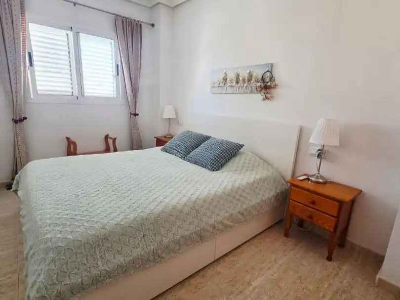 Dormitori de Pis en venda en Torrevieja amb Aire condicionat i Balcó