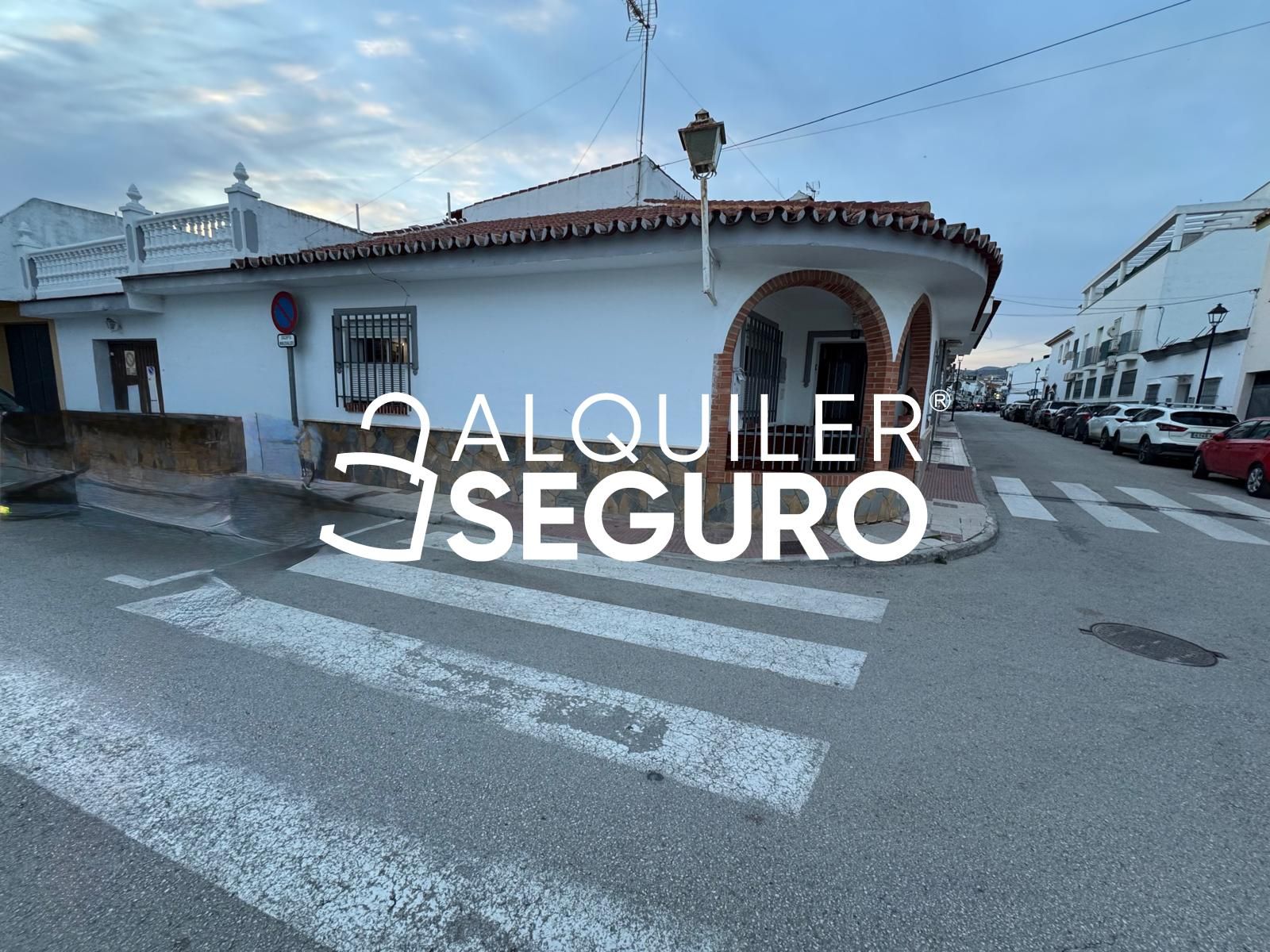 Vista exterior de Casa o xalet de lloguer en Cártama amb Terrassa, Traster i Moblat