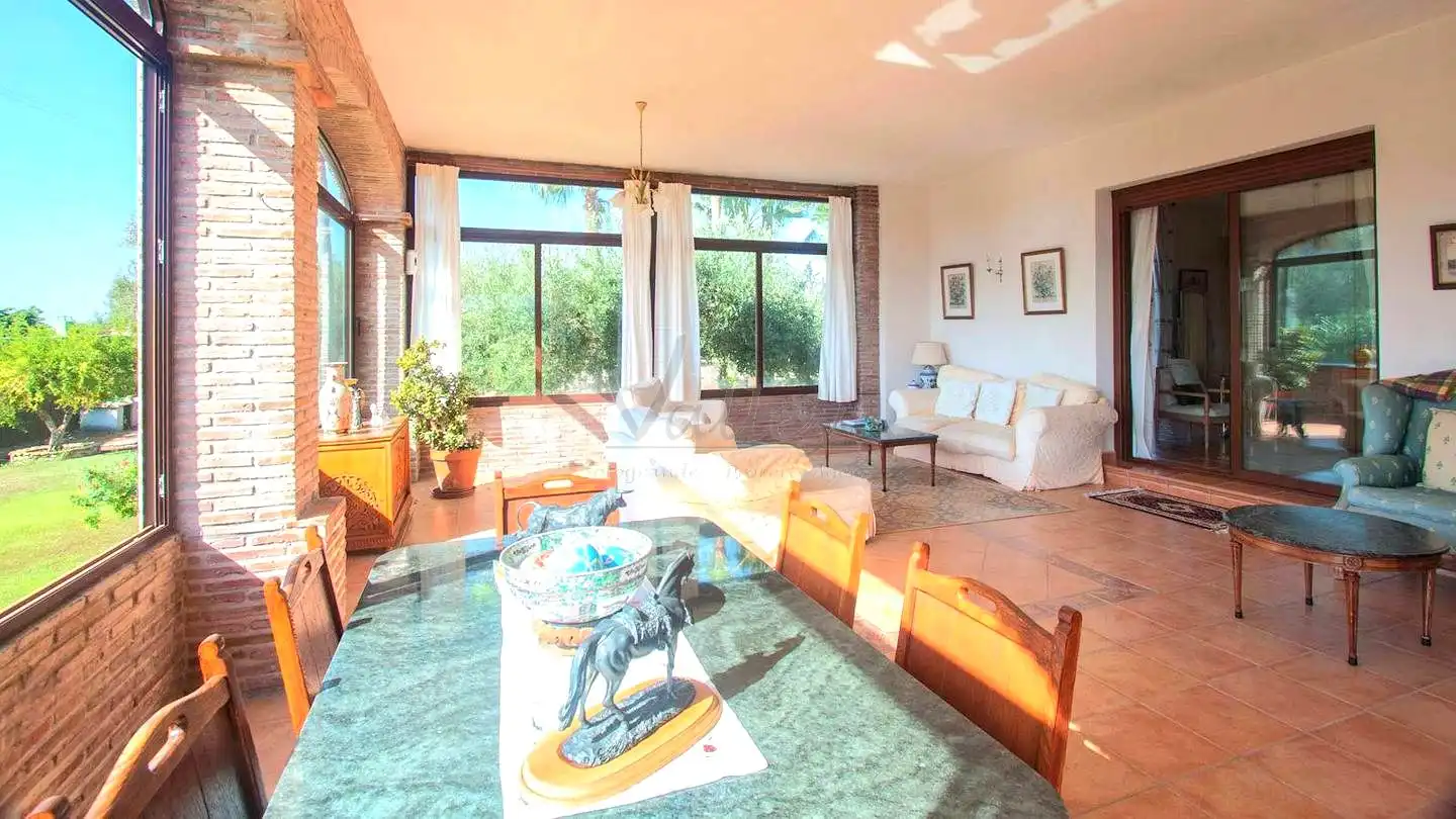 Sala d'estar de Finca rústica en venda en Estepona amb Jardí privat, Terrassa i Traster