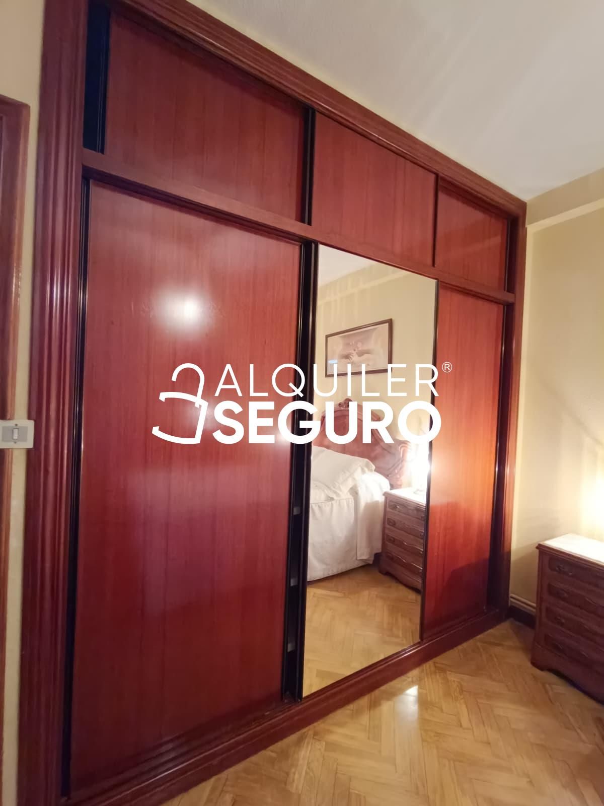 Dormitori de Pis de lloguer en Bilbao  amb Calefacció, Terrassa i Moblat