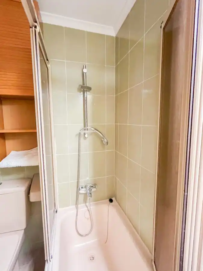 Baño de Apartamento en venta en Alicante / Alacant con Calefacción y Amueblado