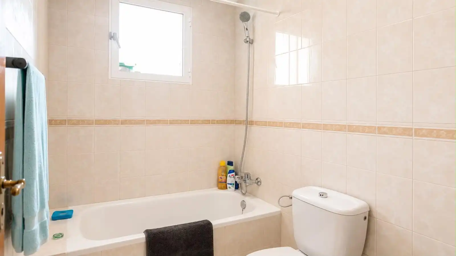 Baño de Apartamento de alquiler en Torrevieja con Aire acondicionado, Calefacción y Terraza