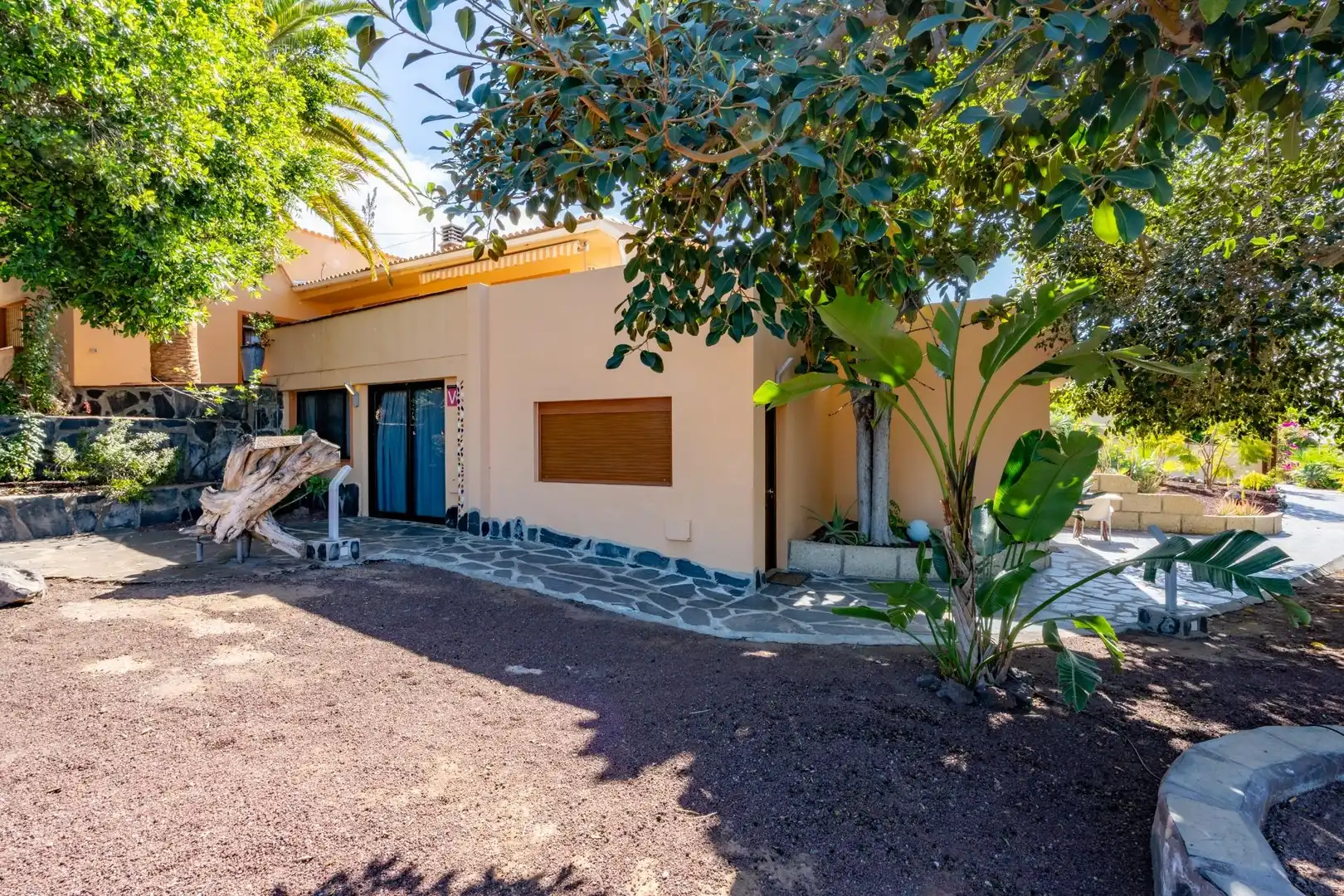 Vista exterior de Casa o xalet en venda en Guía de Isora amb Aire condicionat, Jardí privat i Terrassa