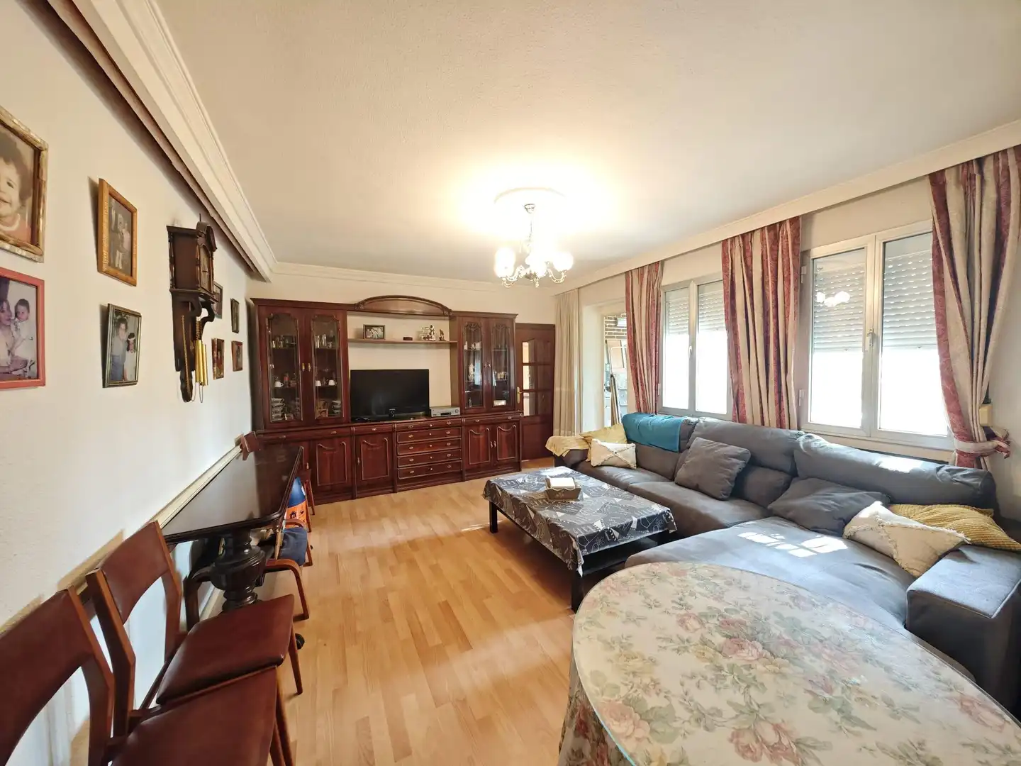 Sala de estar de Piso en venta en  Madrid Capital con Calefacción, Jardín privado y Parquet
