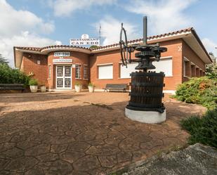 Vista exterior de Casa o xalet en venda en Cerdanyola del Vallès amb Calefacció, Jardí privat i Terrassa