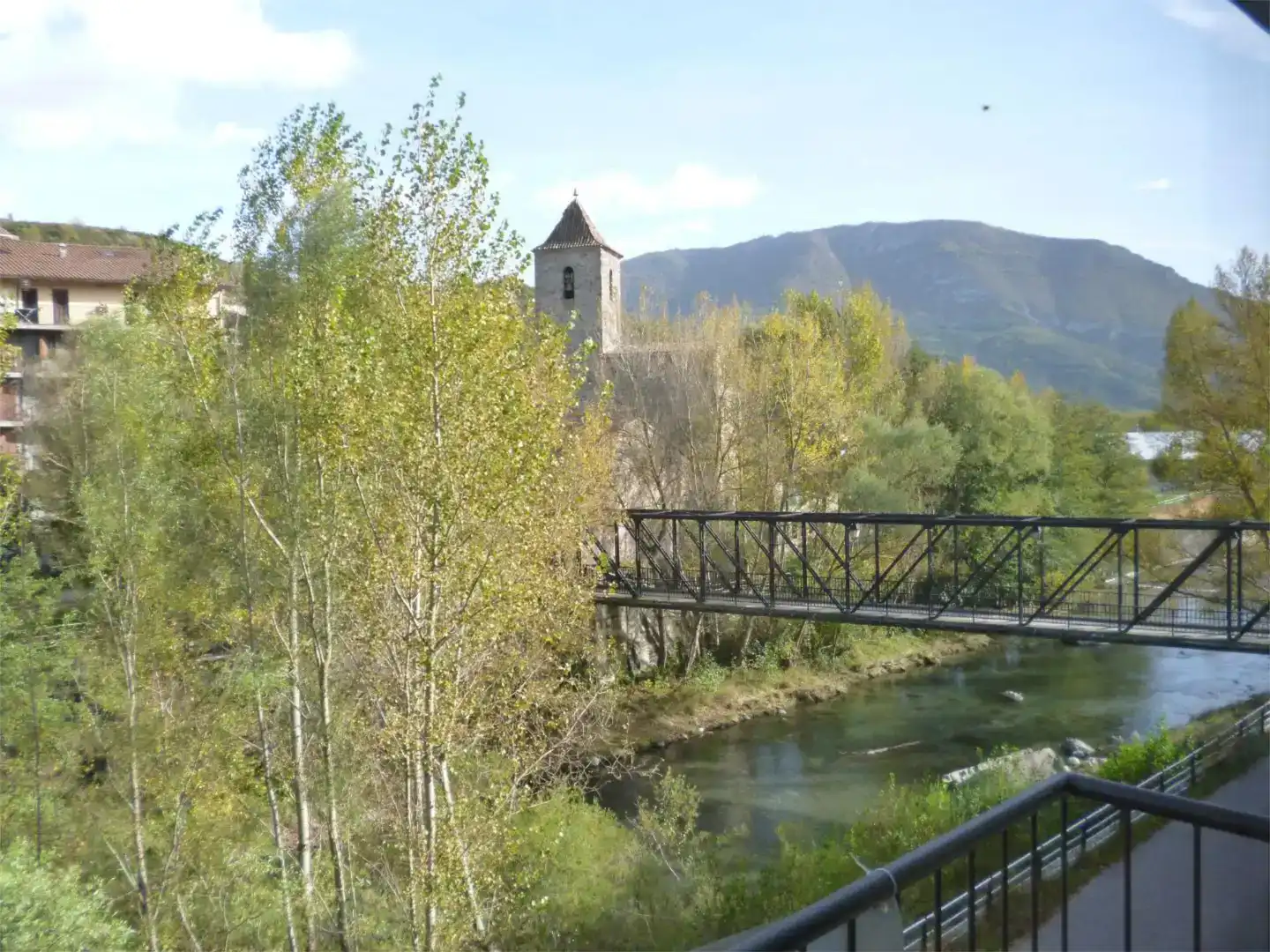 Vista exterior de Pis en venda en El Pont de Suert