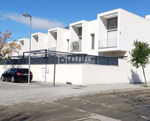 Vista exterior de Casa o xalet en venda en Alcorcón amb Aire condicionat, Terrassa i Piscina