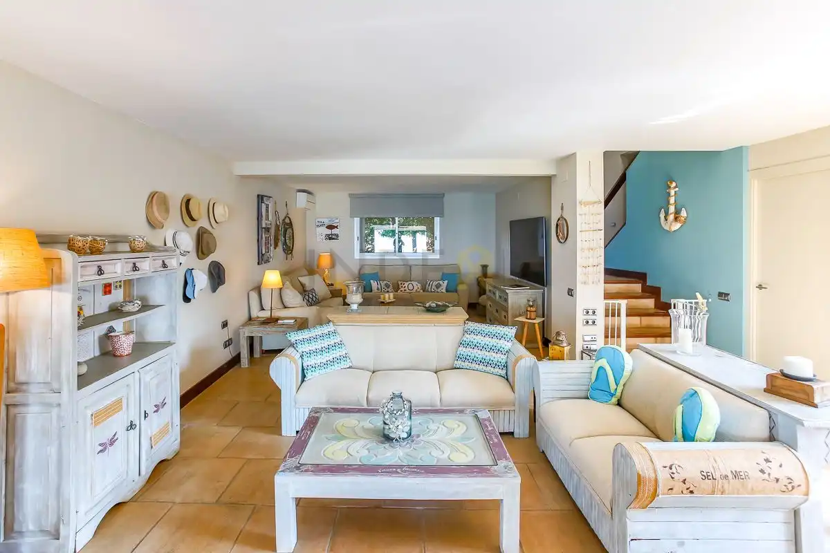 Sala d'estar de Casa o xalet de lloguer en Vilanova i la Geltrú amb Aire condicionat, Calefacció i Jardí privat