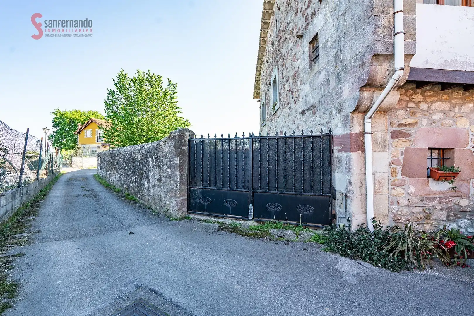 Vista exterior de Casa adosada en venta en Torrelavega  con Jardín privado, Terraza y Trastero