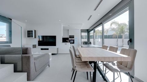 Impresionante villa de 5 dormitorios y 4,5 baños orientada al sur con sótano convertido en La Finca Golf Resort! Situada en el cod, Bild 3