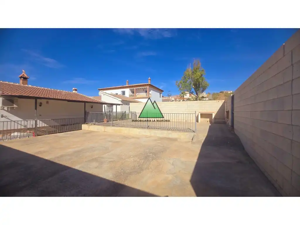 Vista exterior de Casa o xalet en venda en Alcaucín amb Jardí privat i Terrassa