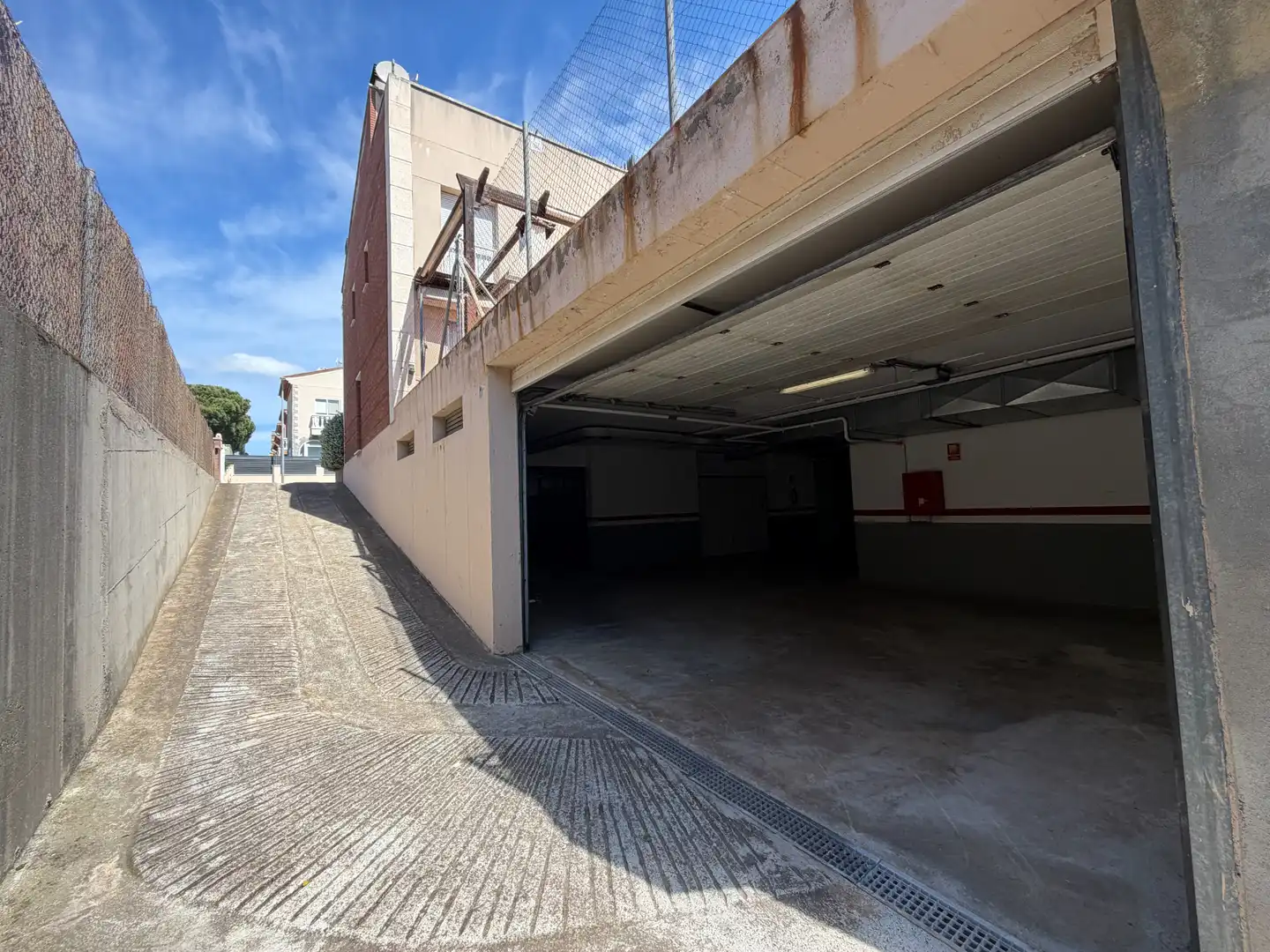 Semi-detached house with terrace for sale in Carrer Castell de Prades 10, imagen 3