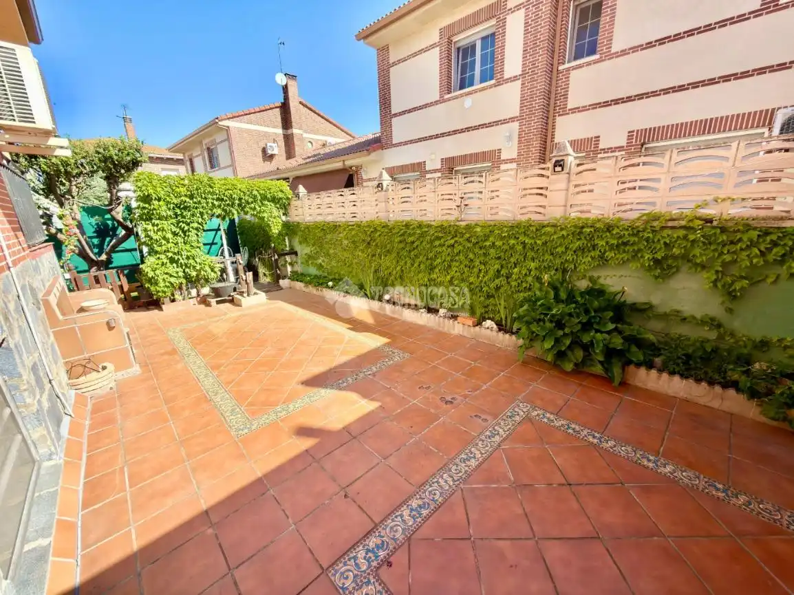 Terrassa de Casa adosada en venda en Cabanillas del Campo amb Aire condicionat, Calefacció i Jardí privat