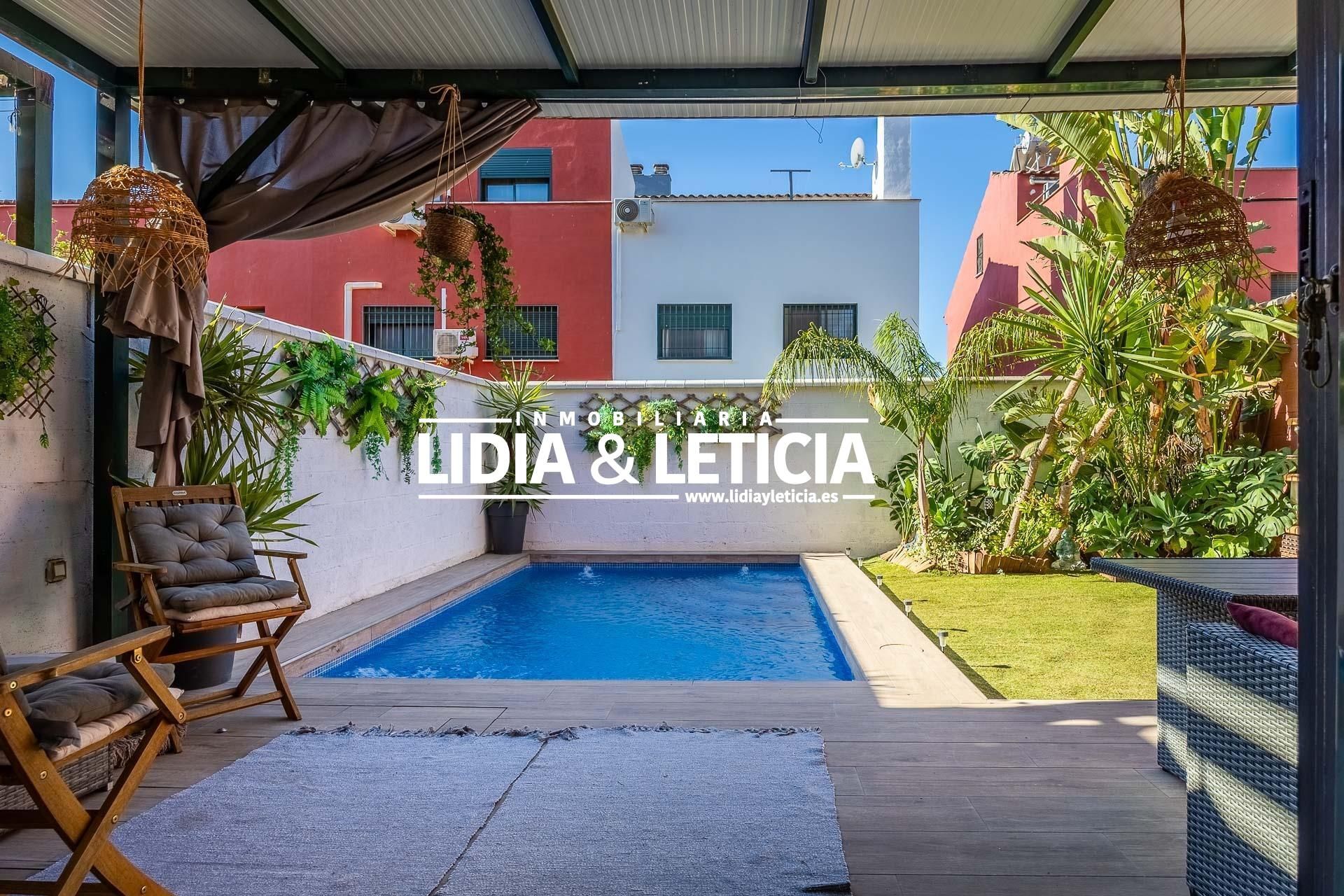 Vista exterior de Casa o xalet en venda en Alcalá de Guadaira amb Jardí privat, Parquet i Terrassa