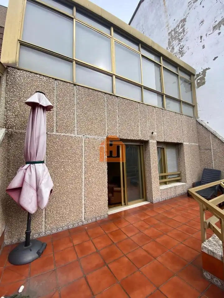 Vista exterior de Àtic en venda en León Capital  amb Calefacció, Parquet i Terrassa