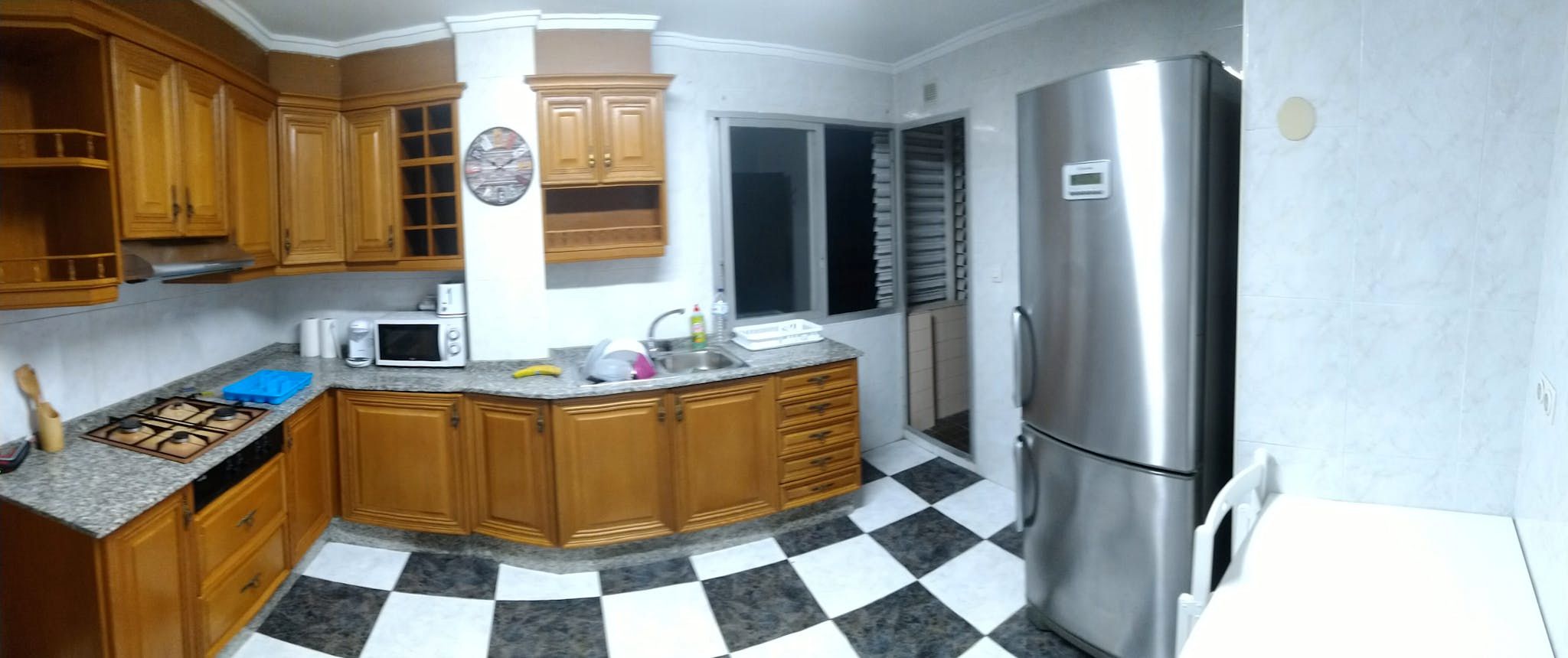 Pis per a compartir a N/A, En Corts - Doctor Waksman