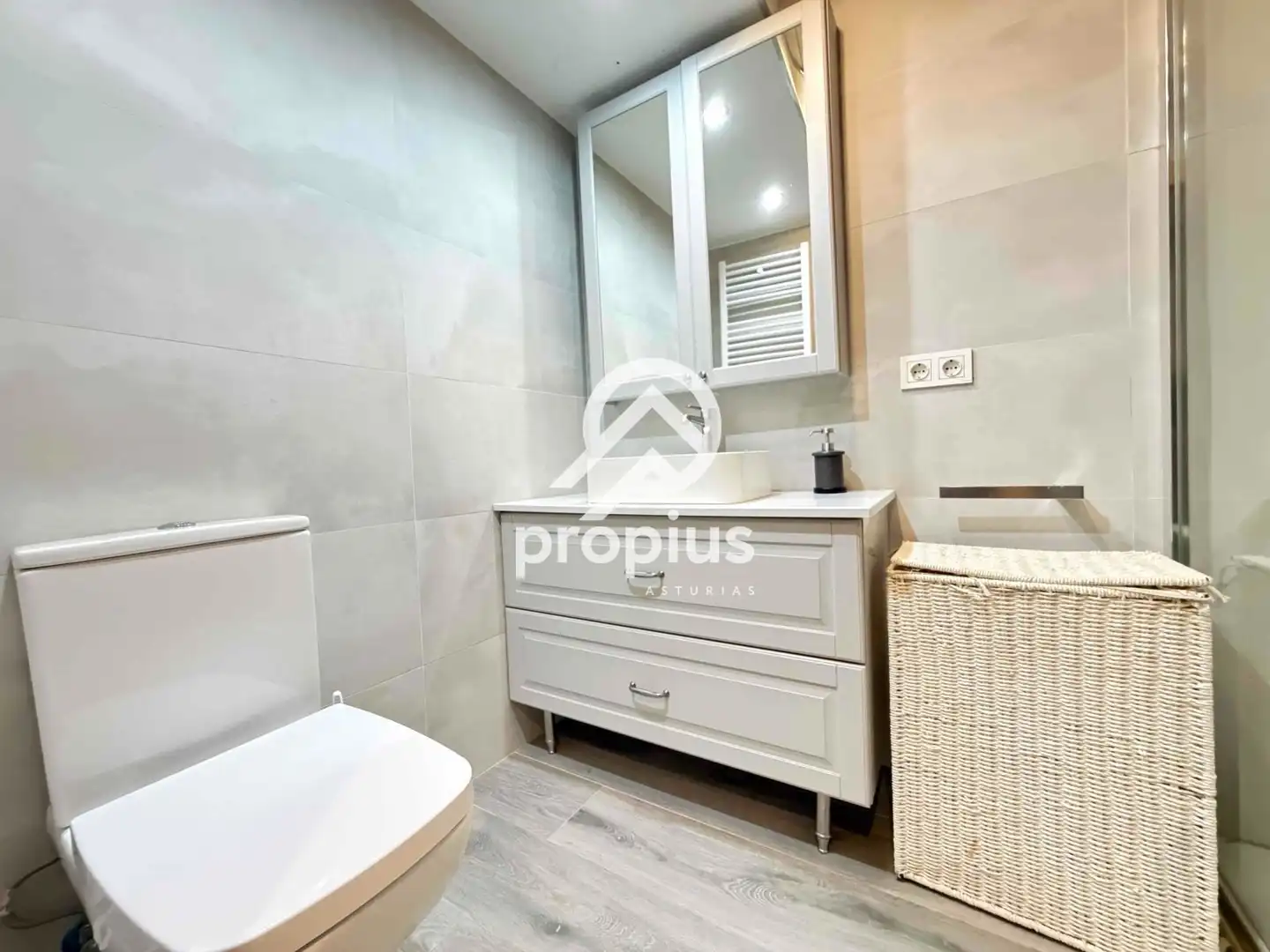 Badezimmer von Wohnung zum Verkauf in Oviedo  mit Heizung, Abstellraum und Möbliert