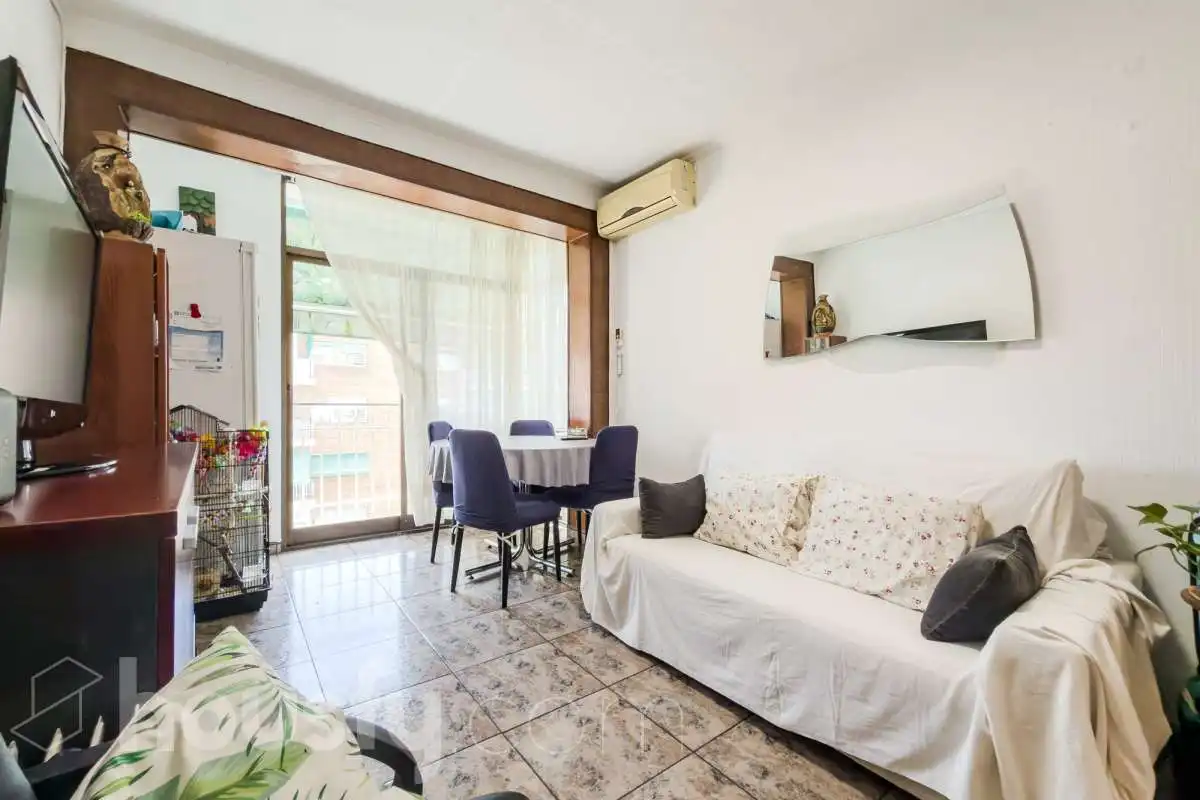 Sala d'estar de Pis en venda en Barcelona amb Aire condicionat i Balcó