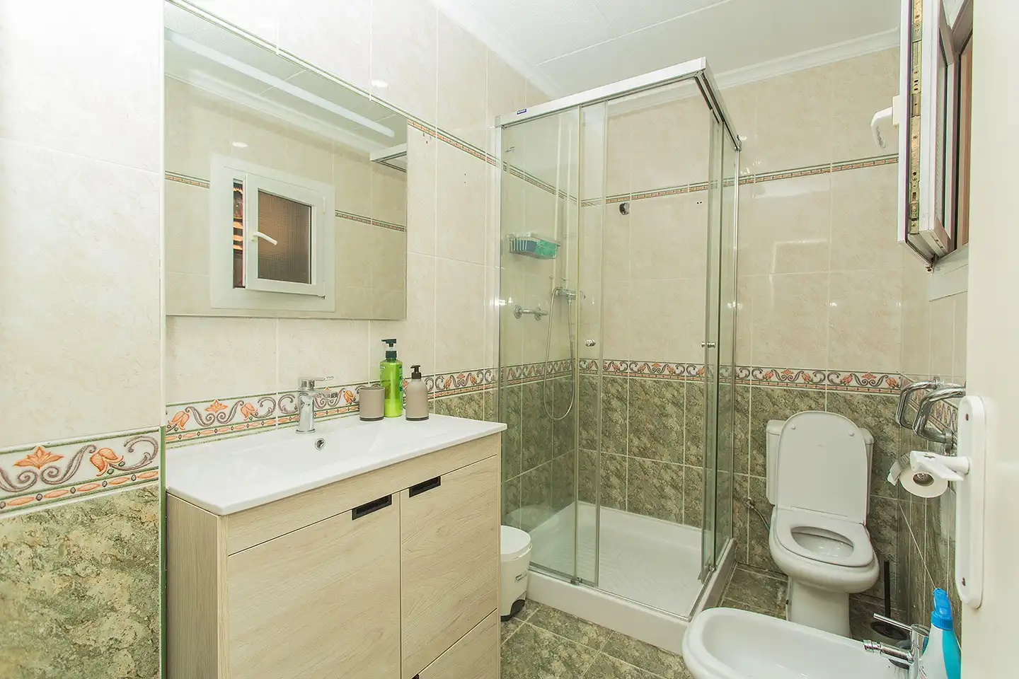 Baño de Casa adosada en venta en Torrevieja con Aire acondicionado, Amueblado y Horno