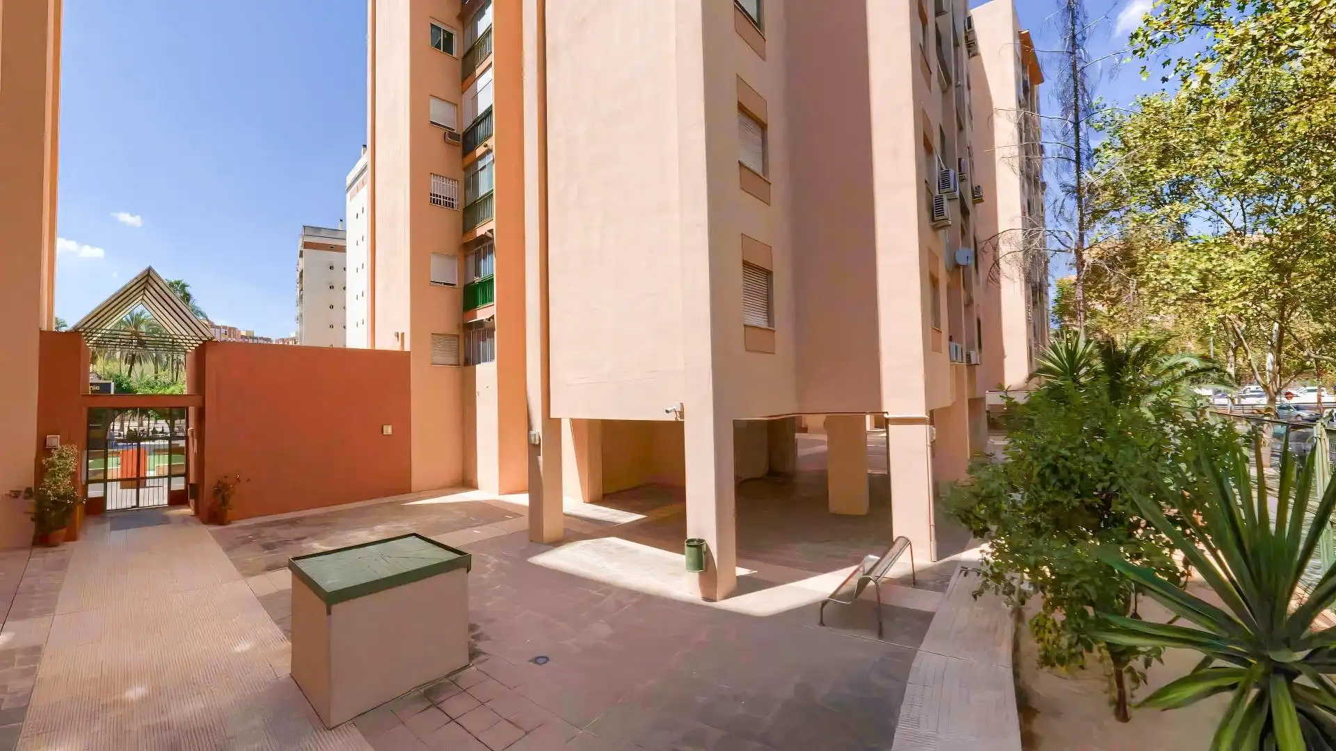 Vista exterior de Pis en venda en Sevilla amb Aire condicionat, Terrassa i Piscina comunitària