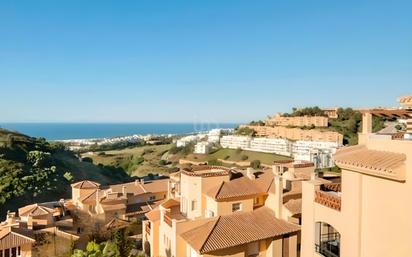 Vista exterior de Àtic en venda en Mijas amb Aire condicionat, Terrassa i Piscina