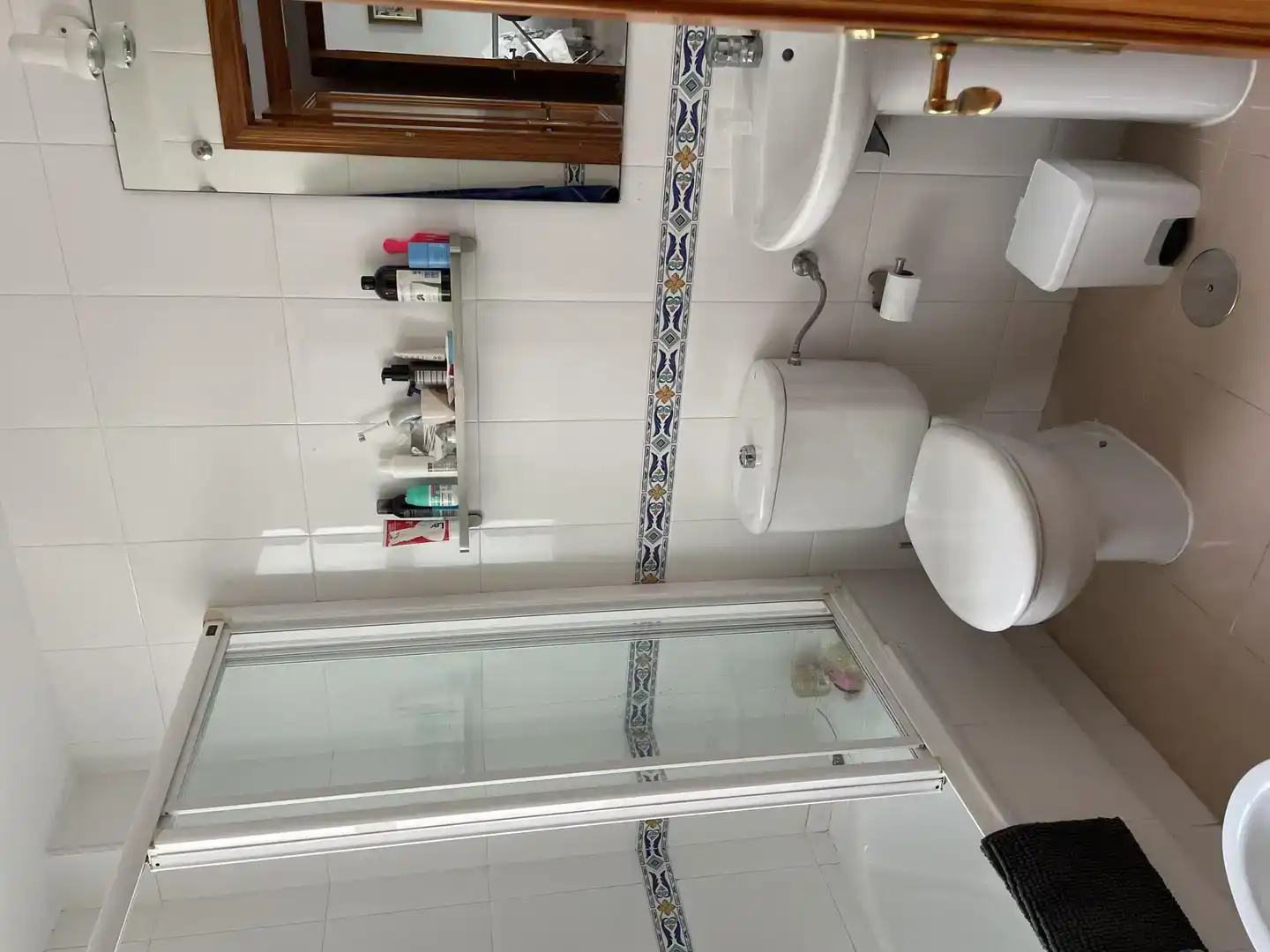 Badezimmer von Wohnungen zur Miete in Rota mit Klimaanlage, Privatgarten und Abstellraum