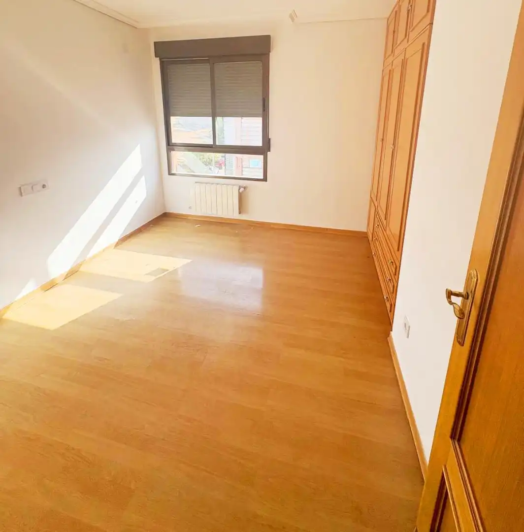 Habitación de Casa adosada en venta en Albacete con Calefacción, Parquet y Internet